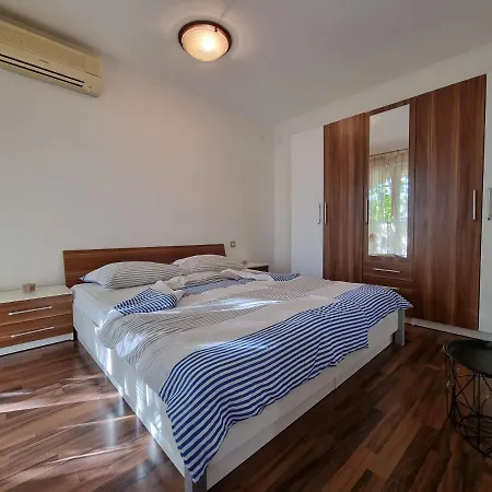 Igor With Cozy Terrace Appartamento