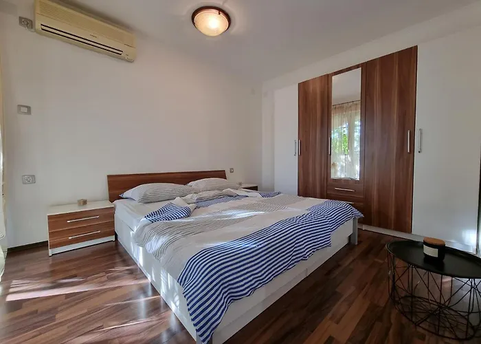 Igor With Cozy Terrace Apartamento