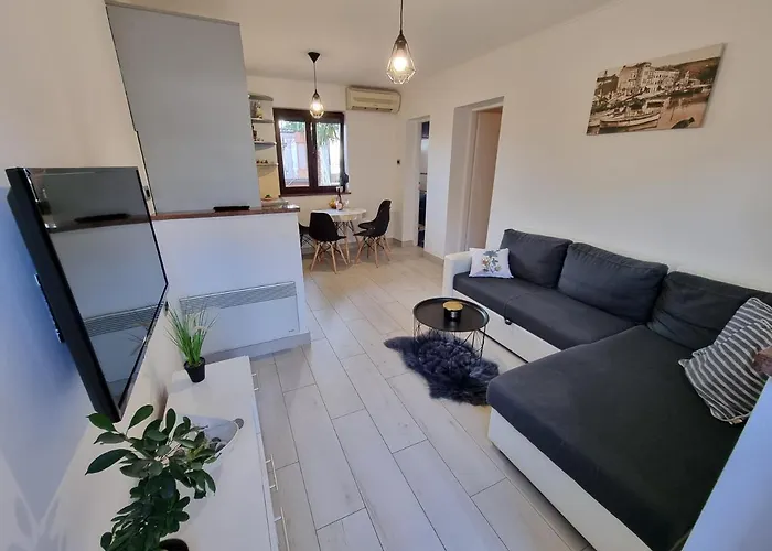 Igor With Cozy Terrace Apartamento